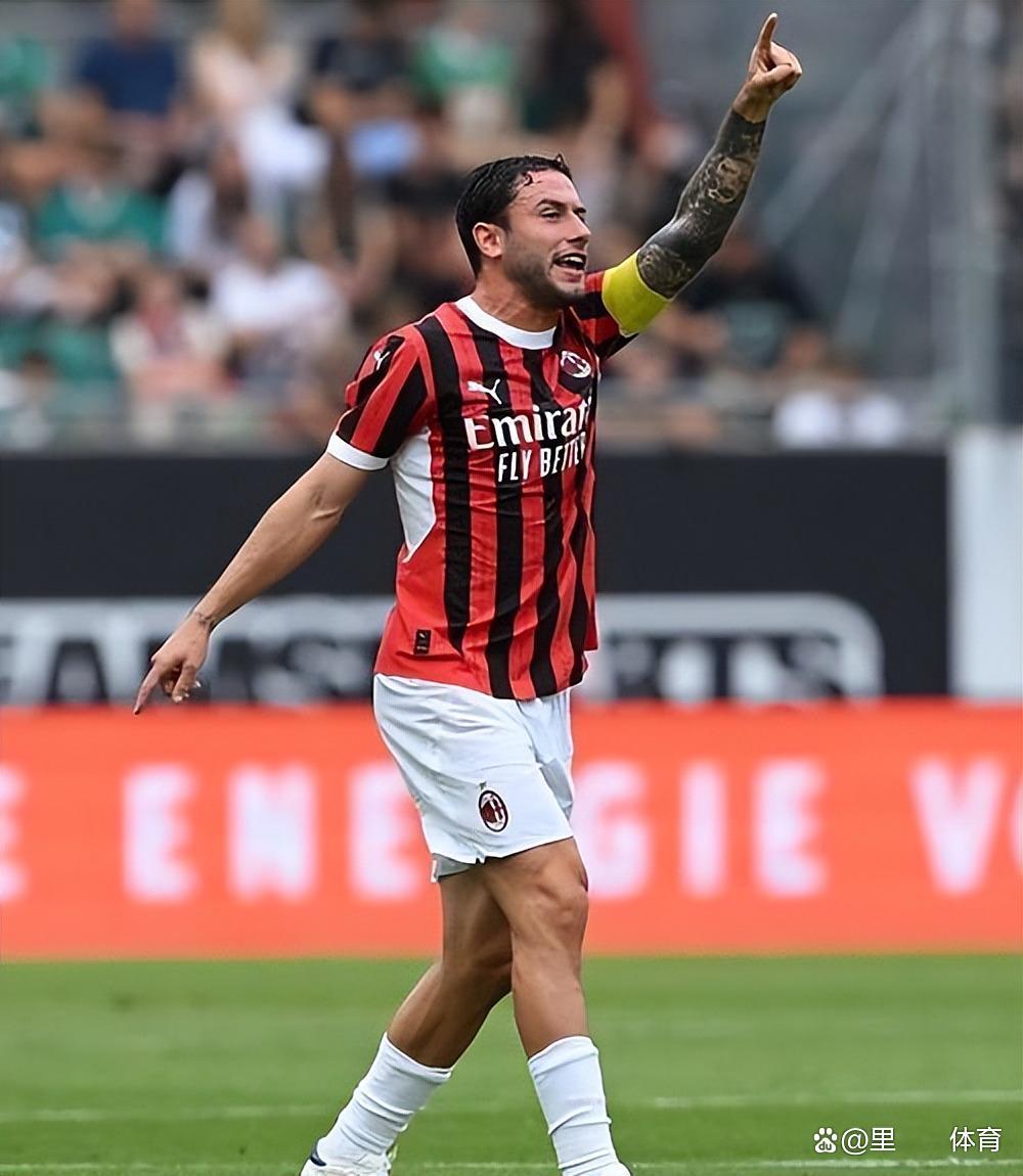 开云-清晨AC米兰备战全明星赛，回应争议细节曝光，压力陡增，团队化学反应显著(卢浮宫遭抢细节曝光)